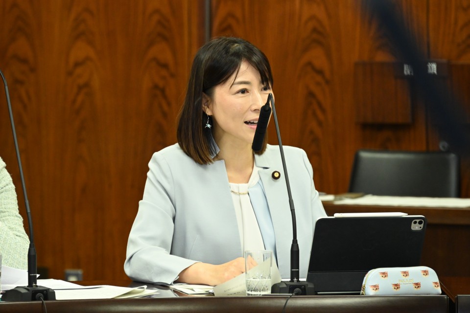 質問する塩村議員
