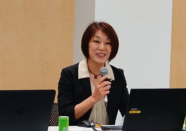 司会を務めた古賀千景ジェンダー平等推進本部事務局長