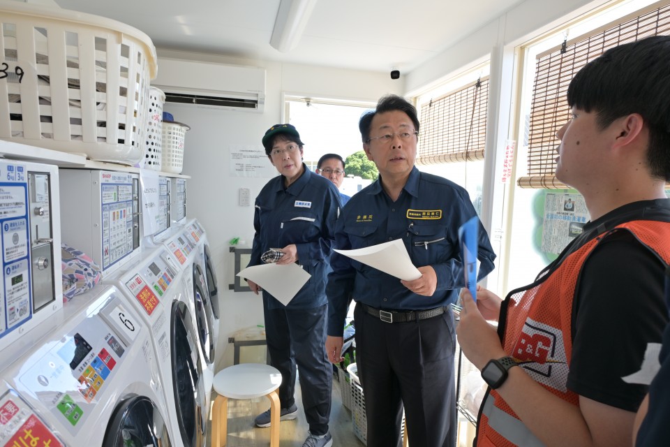 宇城市・小川防災センターで移動式ランドリー視察