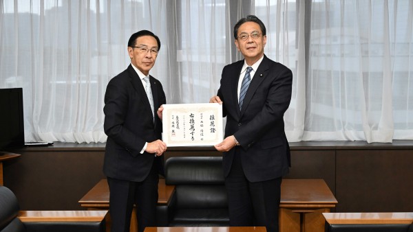 西脇隆俊京都府知事が水岡代表を表敬訪問、京都府知事選挙に向けた推薦証を手交