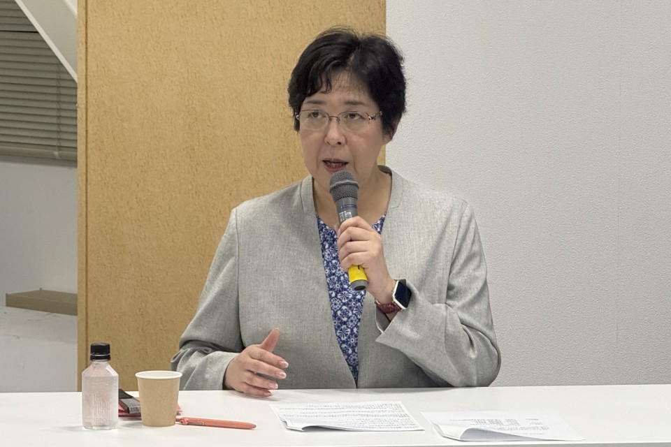 あいさつする田名部幹事長