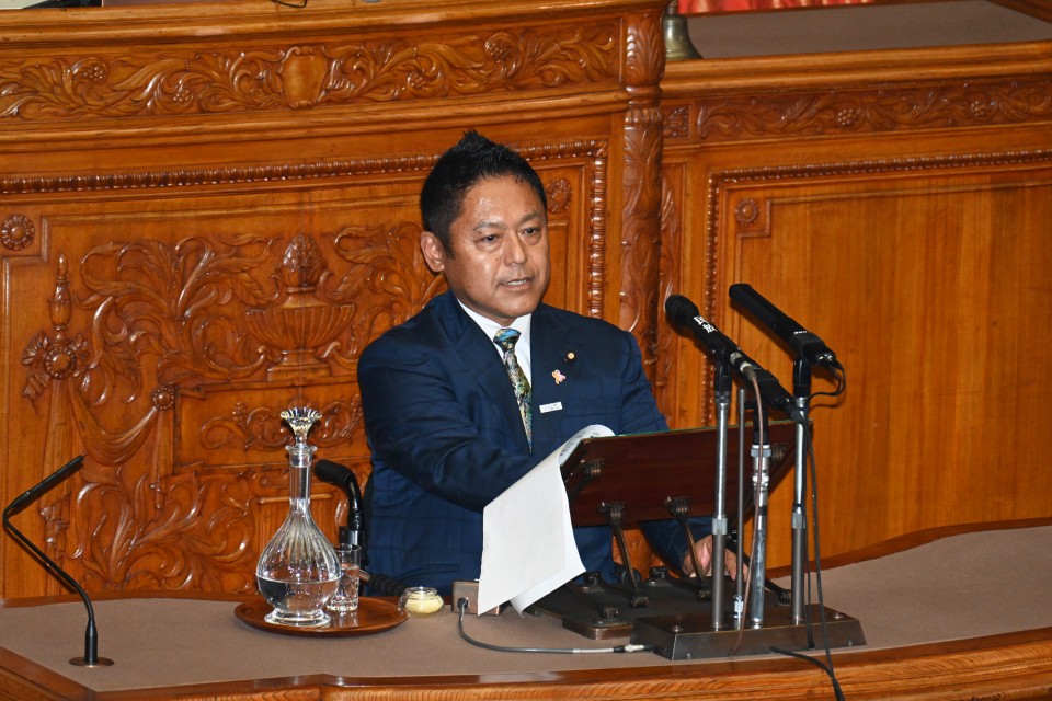 20260724参院本会議で委員会の報告をする横沢たかのり議員