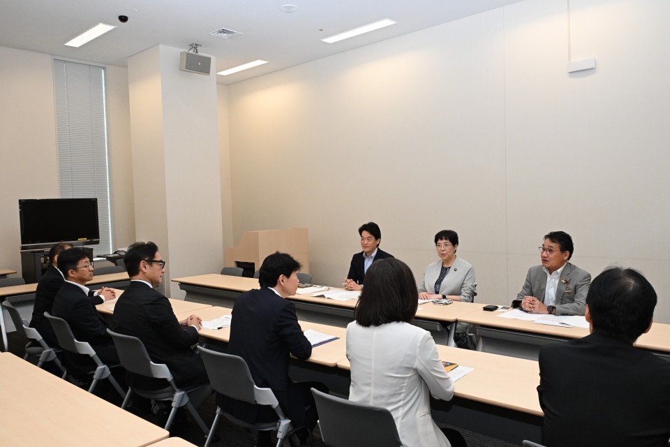 意見交換に臨む田名部幹事長、小西、熊谷各参院議員