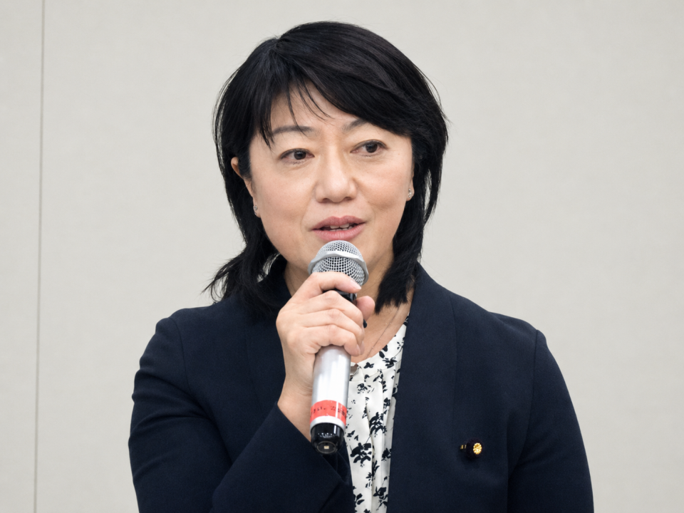 20260622共同提出の集いであいさつする三上えり参議院議員