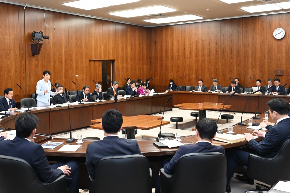 20261027参院外交防衛委員会で質問する辻元清美議員