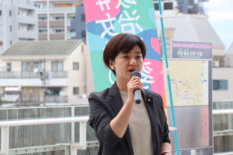 演説する石垣のりこ参院議員