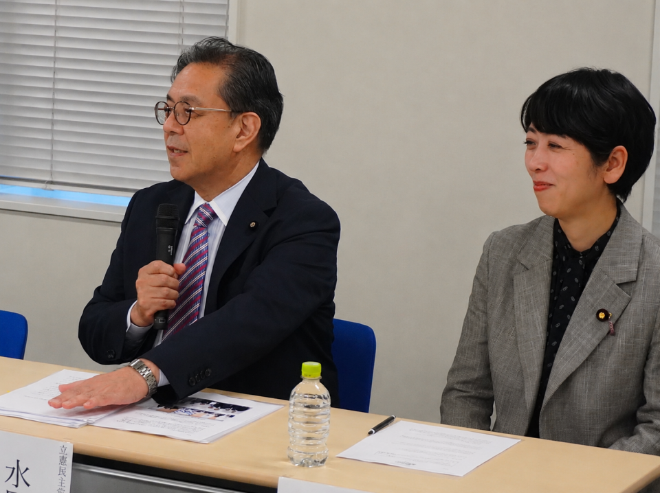冒頭にあいさつする水岡代表