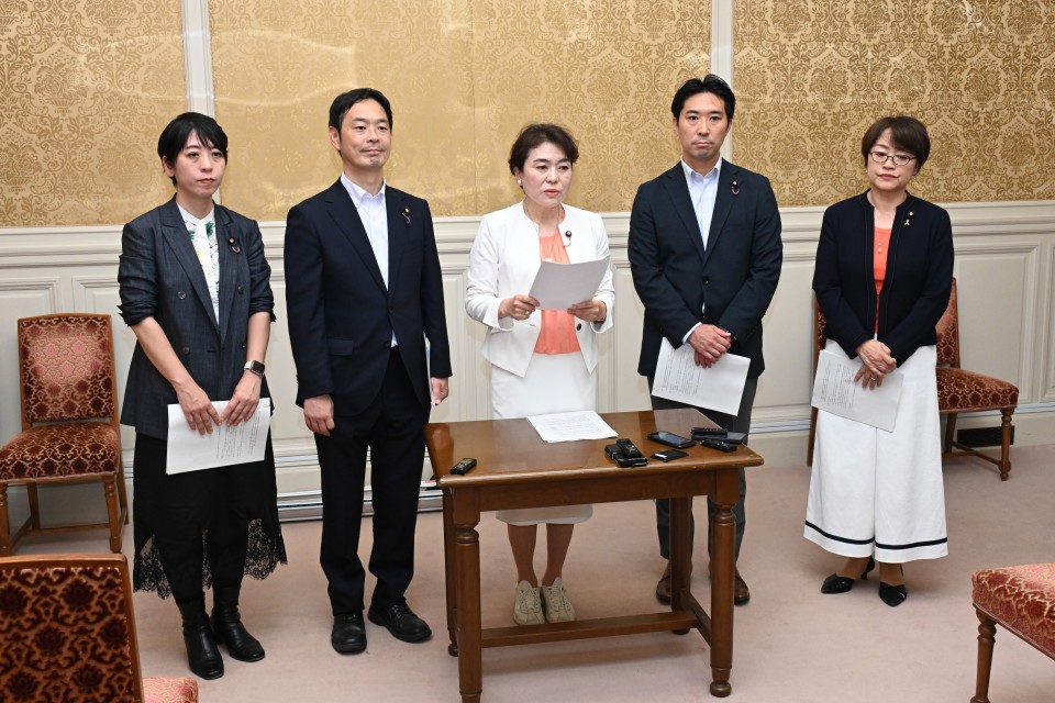 20260623児童扶養手当法改正案を参院に提出する高木真理、小島とも子、山内佳菜子各議員