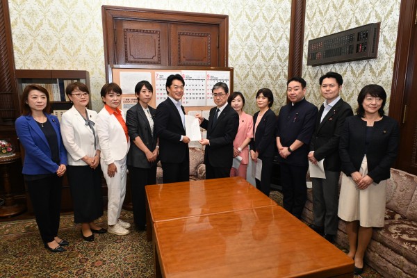 若者の声を政治に「被選挙権年齢引き下げ法案」を提出