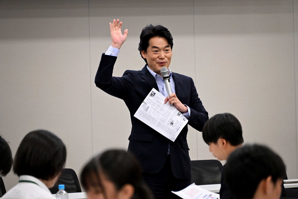 全国高校生未来会議で講演する小西参院議員