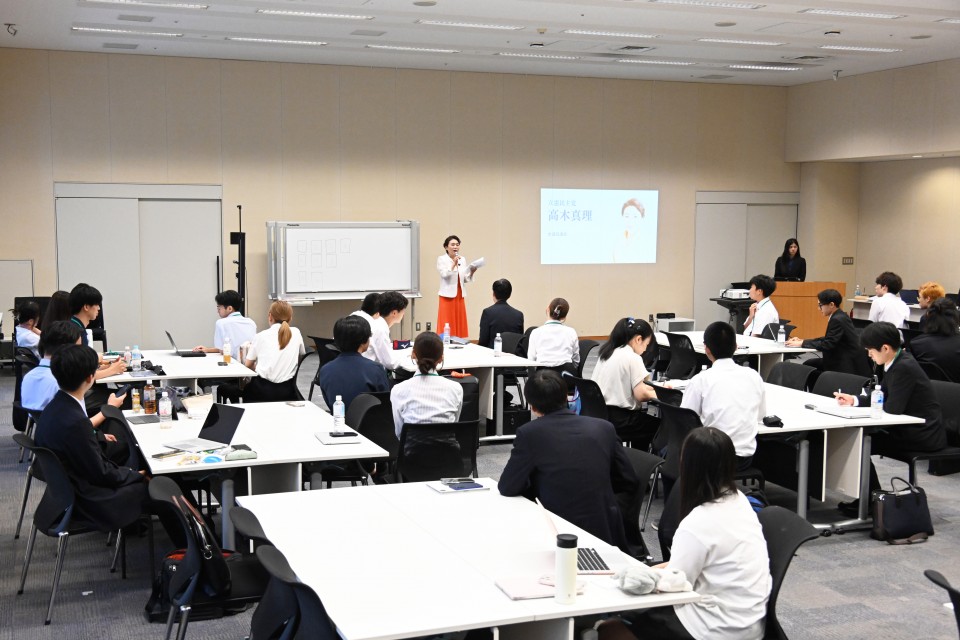 20260819全国大学生未来会議で講演する高木真理参院議員
