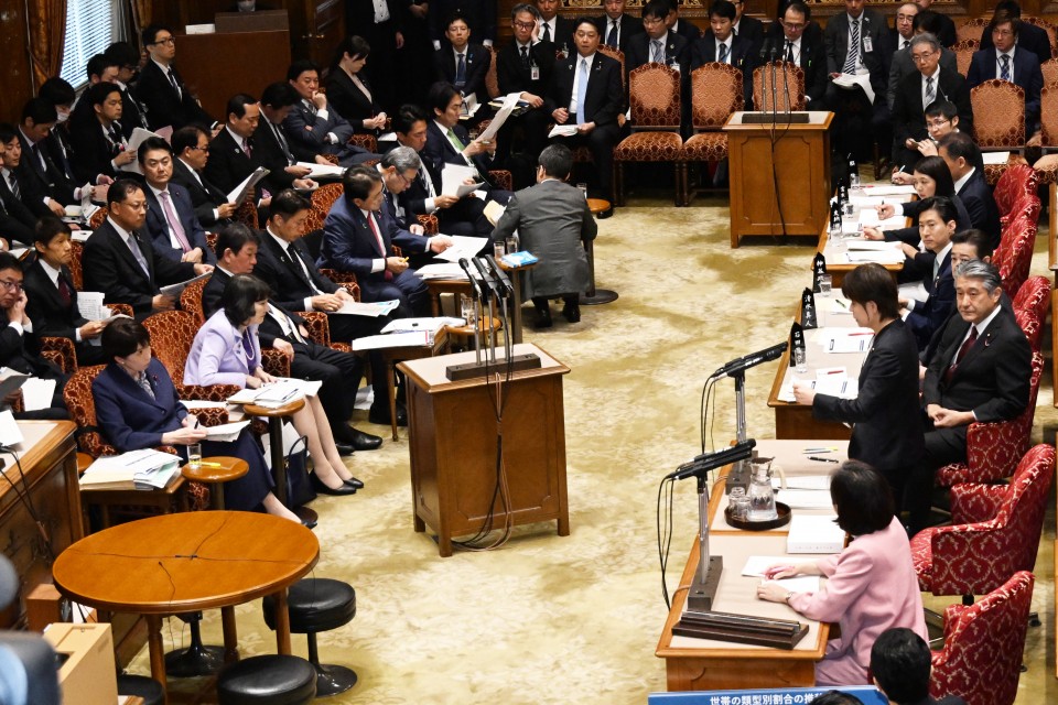 20261016参院予算委員会で質問する吉川沙織議員