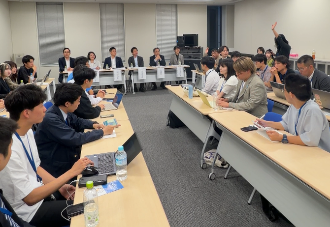 意見交換会場の全景