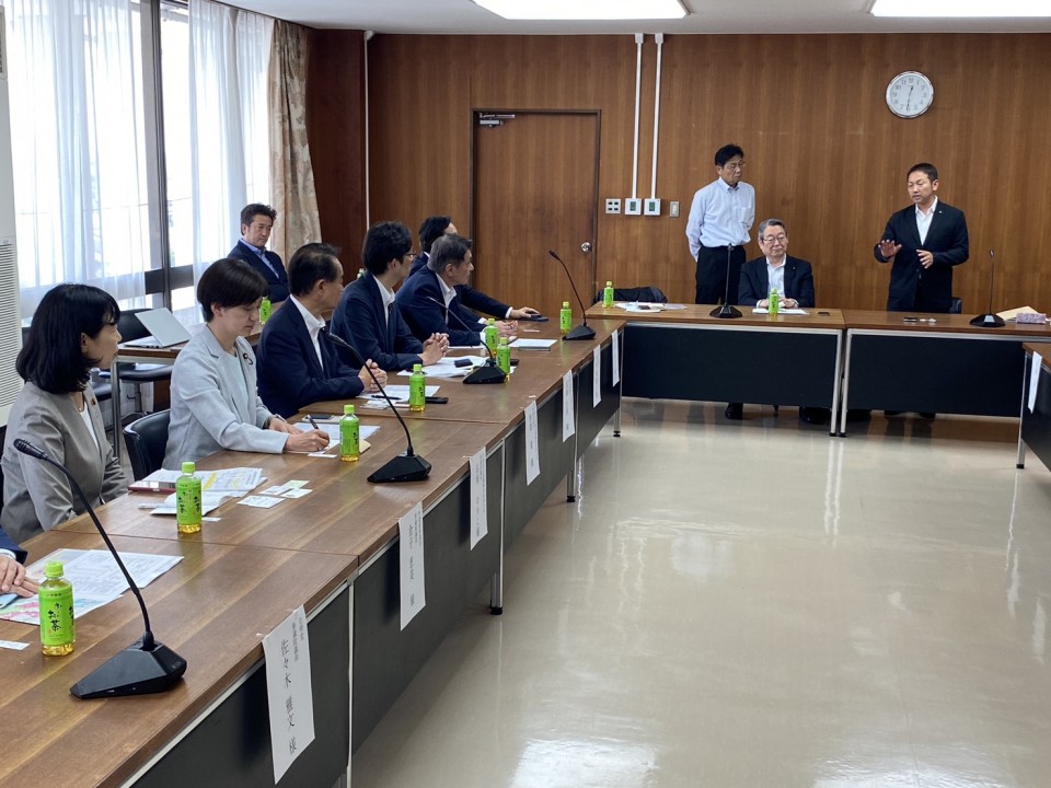 龍ヶ崎市役所で意見交換する石垣議員ら