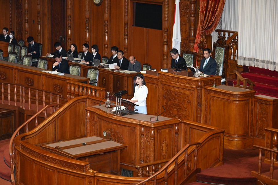 20260717参院本会議で、国旗損壊処罰法案の反対討論に立つ塩村あやか議員