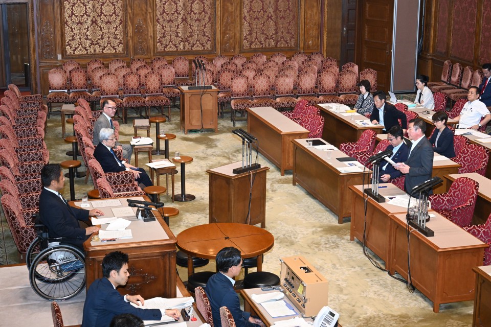 20260723参沖北地方特委員会で参考人質疑に立つ勝部賢志議員