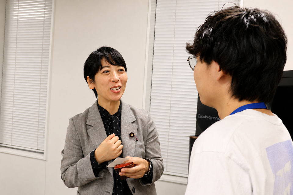 参加者と交流する山内青年局長