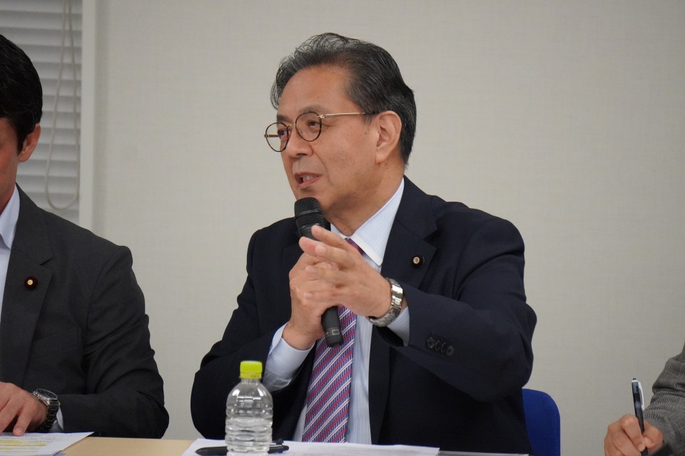 コメントする水岡代表