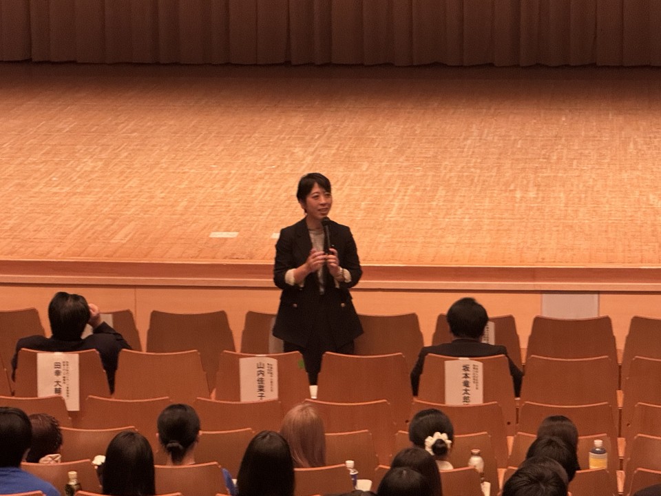 20260919「未来国会2026」全国決勝大会で総評する山内佳菜子参院議員