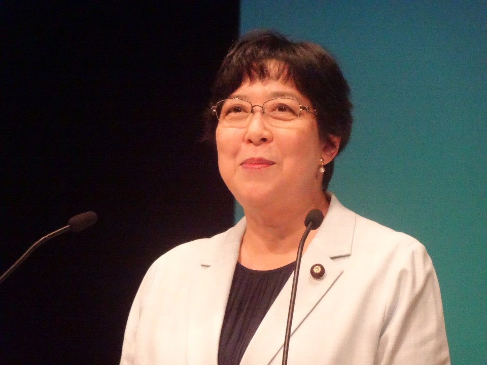あいさつする田名部匡代幹事長