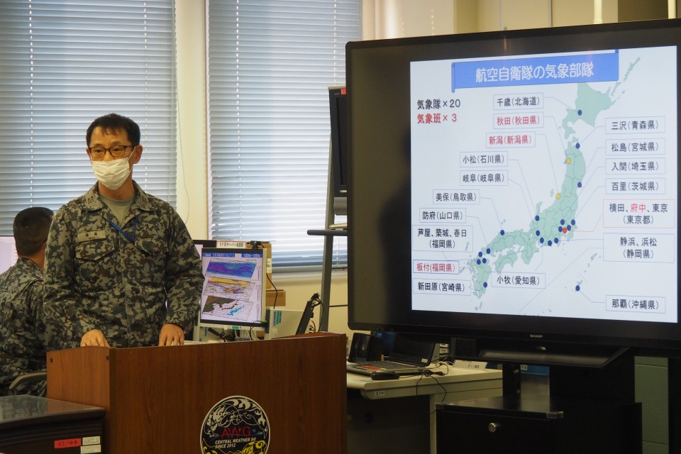 ★航空自衛隊の気象部隊について説明する山崎・中枢気象隊長.JPG