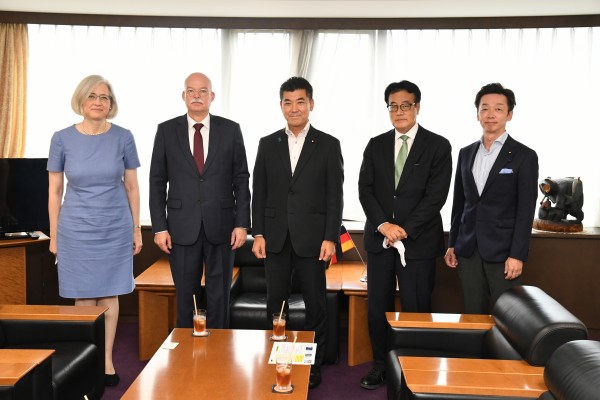 泉代表、ドイツ大使とエネルギー政策、安全保障について意見交換