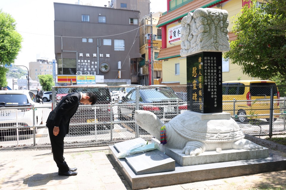 韓国人原爆犠牲者慰霊碑に献花する泉健太