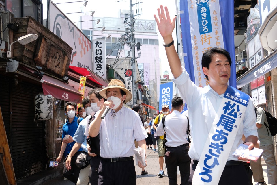 商店街を練り歩く松尾あきひろ候補と菅直人党最高顧問