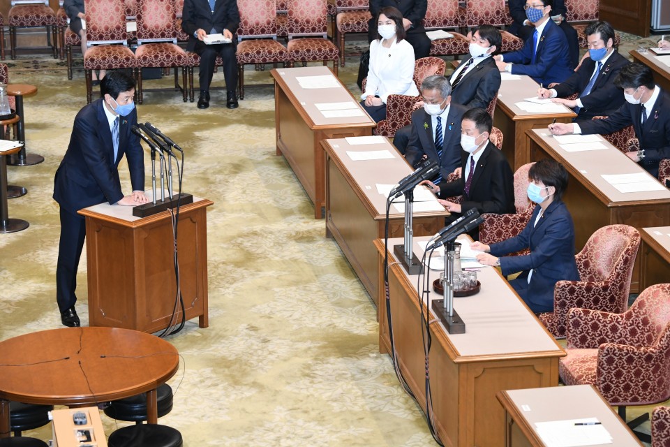 吉川議員の質問に答える西村大臣.JPG