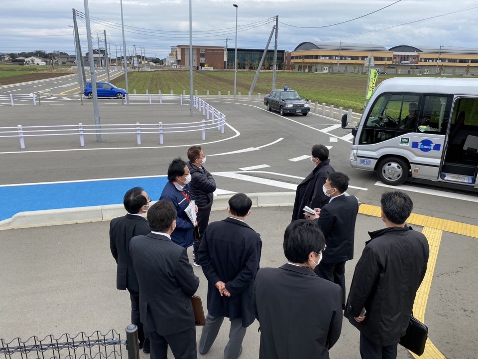 中高一貫校新設にあわせ設置された新駅視察の様子.jpg