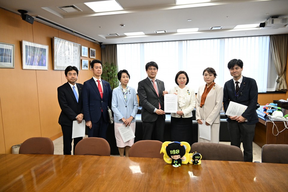 大西健介　早稲田ゆき　柚木道義　山井和則　井坂信彦　高木真理　小林製薬　紅麹