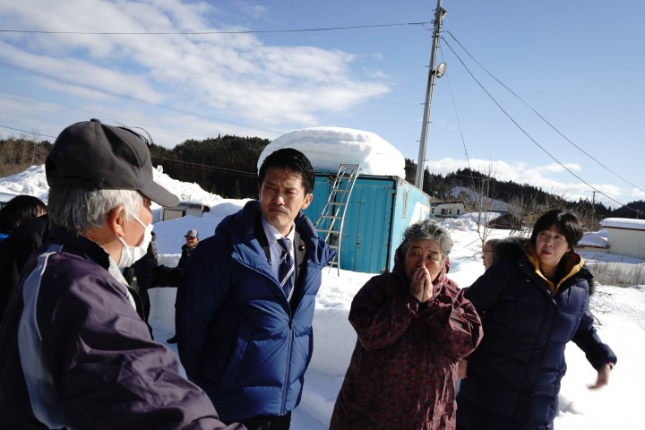 被害状況の説明を受ける小川幹事長、田名部議員