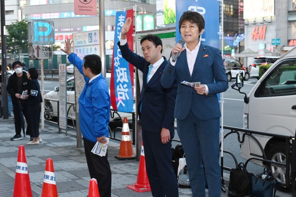 【東京】西村智奈美・代表代行らが池袋駅前で「こんな自民党政権はもうそろそろ変えませんか」と呼びかけ