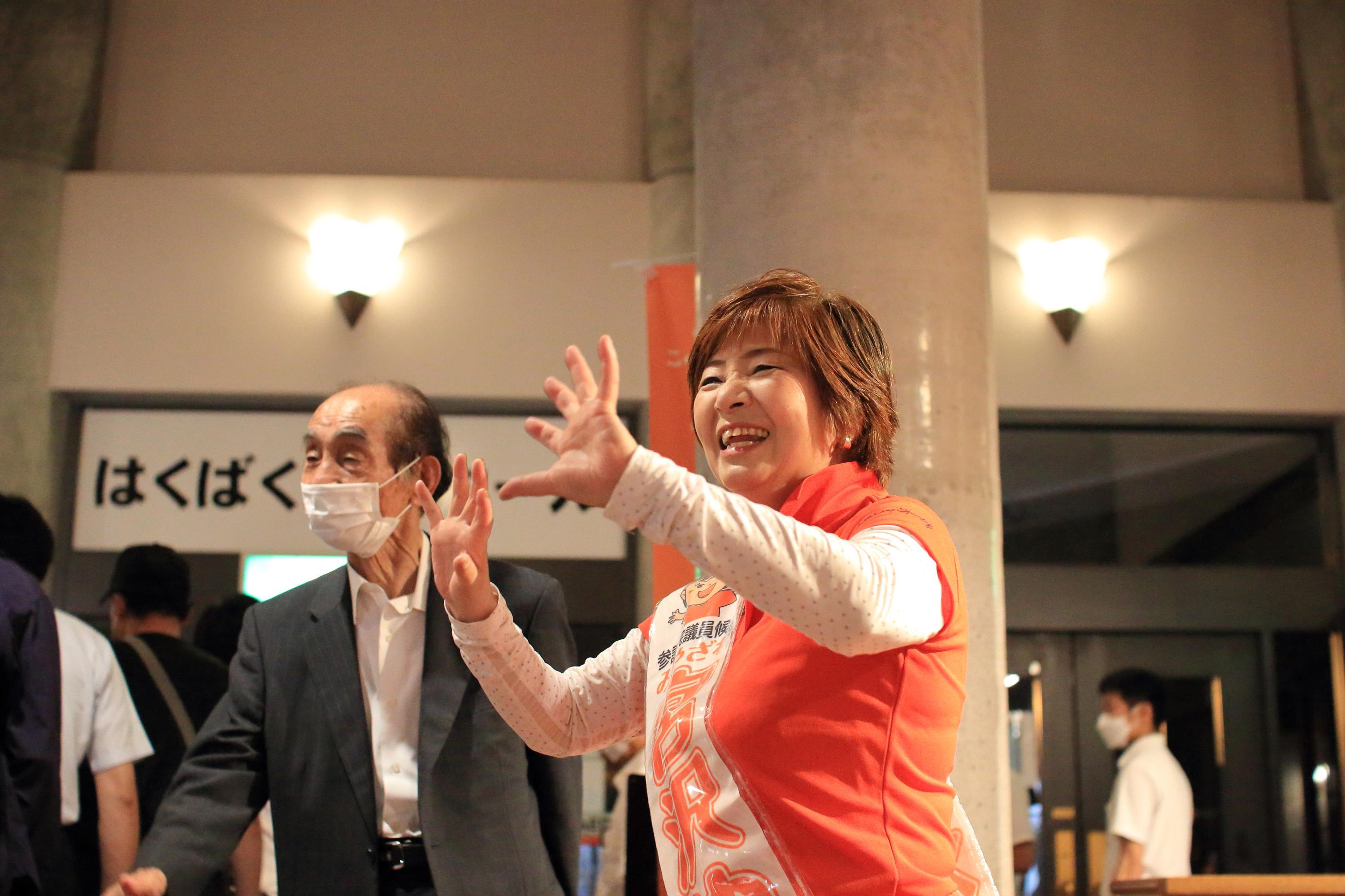 来場者に手を振って見送る宮沢ゆか候補と輿石東元参議院議員